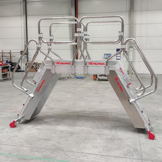 Podest przejściowy do linii produkcyjnych z zabudowanymi schodami Spec TZ0214 Faraone