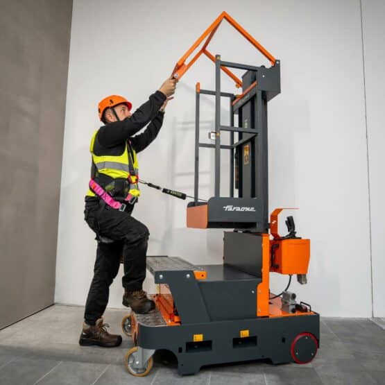 ELEVAH 6 Move Box Spec platforma serwisowania instalacji na podwieszanym suficie w sklepach, biurach, halach