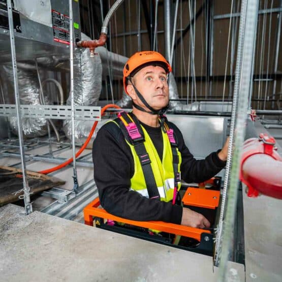 Serwisowanie oświetlenia nad podwieszonym sufitem z ELEVAH 6 Move ze zmodyfikowanym koszem