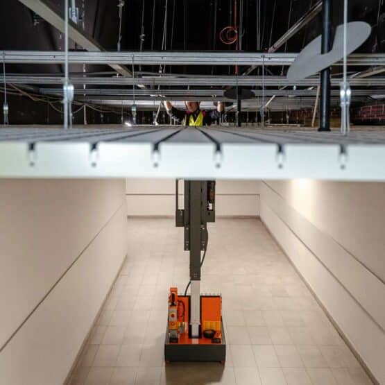 Serwisowanie instalacji nad podwieszonym sufitem z ELEVAH 6 MOVE ze zmodyfikowanym koszem