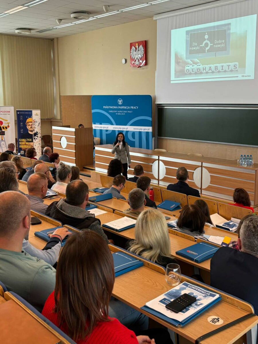 W swoim wystąpieniu zwróciła uwagę na rolę codziennych zachowań, przyzwyczajeń i powtarzalnych czynności, które – świadome lub nie – mogą znacząco wpływać na poziom bezpieczeństwa pracowników.
