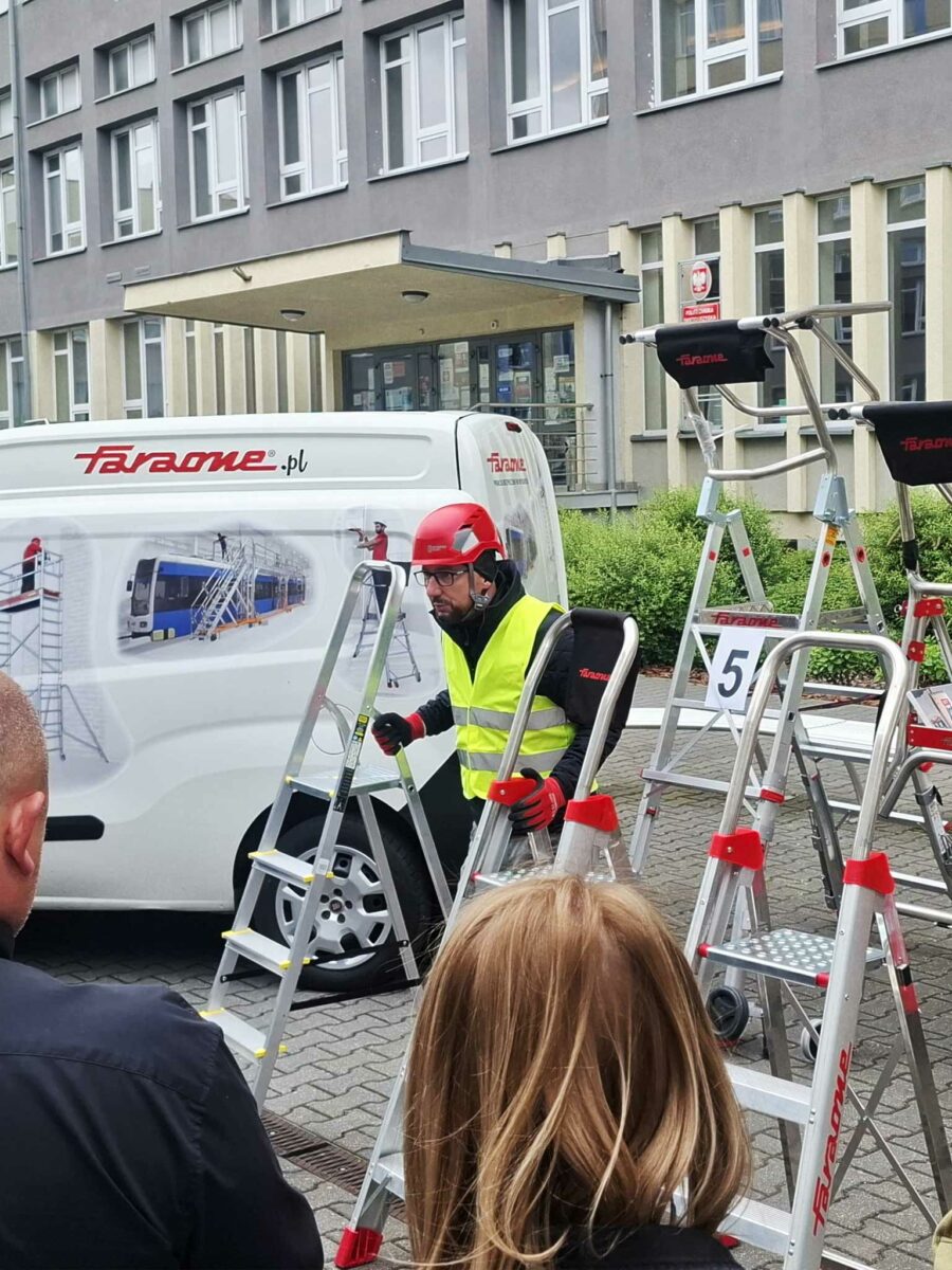 Z kolei Paweł Kołodziejczyk, doradca techniczno-handlowy w Faraone Poland, przeprowadził praktyczne warsztaty pt. „Błędy, które mogą kosztować życie – prawidłowy dobór drabin i rusztowań”.