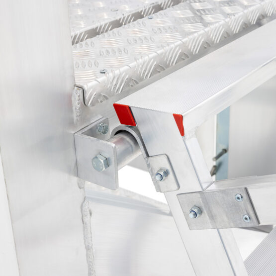 Drabina mocowana na haki z dwóch stron podestów. Niezawodne, bezpieczne rozwiązanie. Zapewnia szybki montaz.