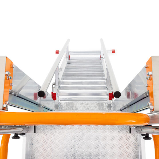 Drabina z poręczami zapewniające bezpieczne wejście i zejście. Podest zabezpieczony samozamykającą się bramką.