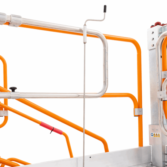 Podest modułowy SPEC PP0049 z regulowaną wysokością i barierkami ochronnymi