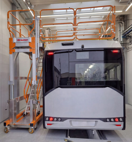 Kompaktowy podest roboczy do serwisowania autobusów Spec TW0384 Faraone - przykład zastosowania w wąskiej hali serwisowej