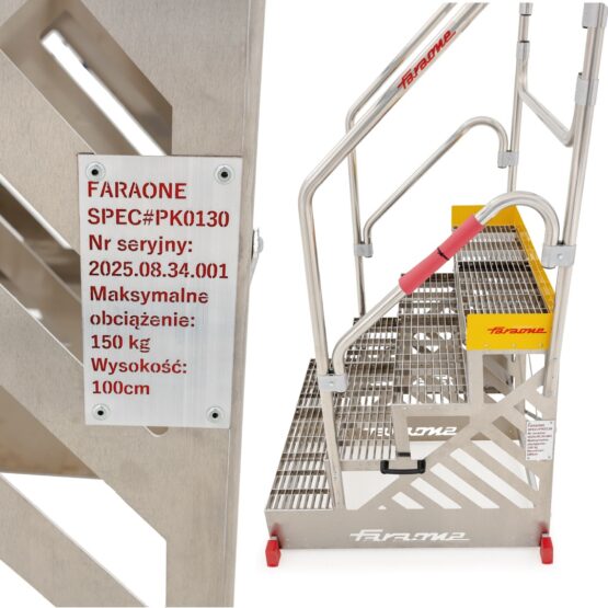 Zbliżenie na schody przemysłowe Faraone Spec PK0130 z tabliczką znamionową, antypoślizgowymi stopniami i ergonomicznymi poręczami.