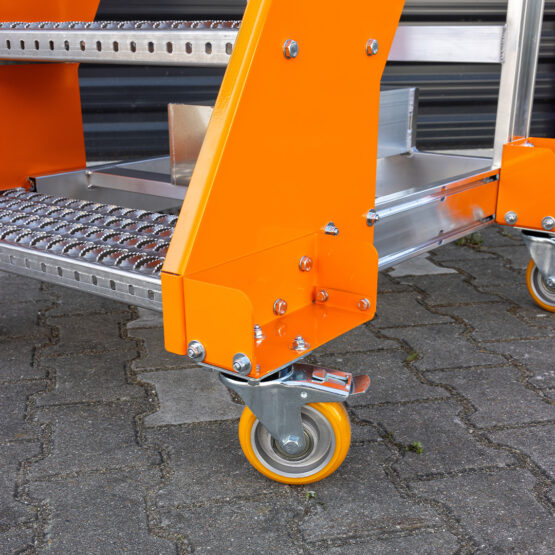 Podest mobilny z antypoślizgową kratą klasy R13 - SPEC TW0639 Faraone