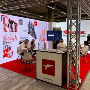 Stoisko Faraone na TRANSEXPO 2026 z wielkim ekranem prezentującym konstrukcje specjalne
